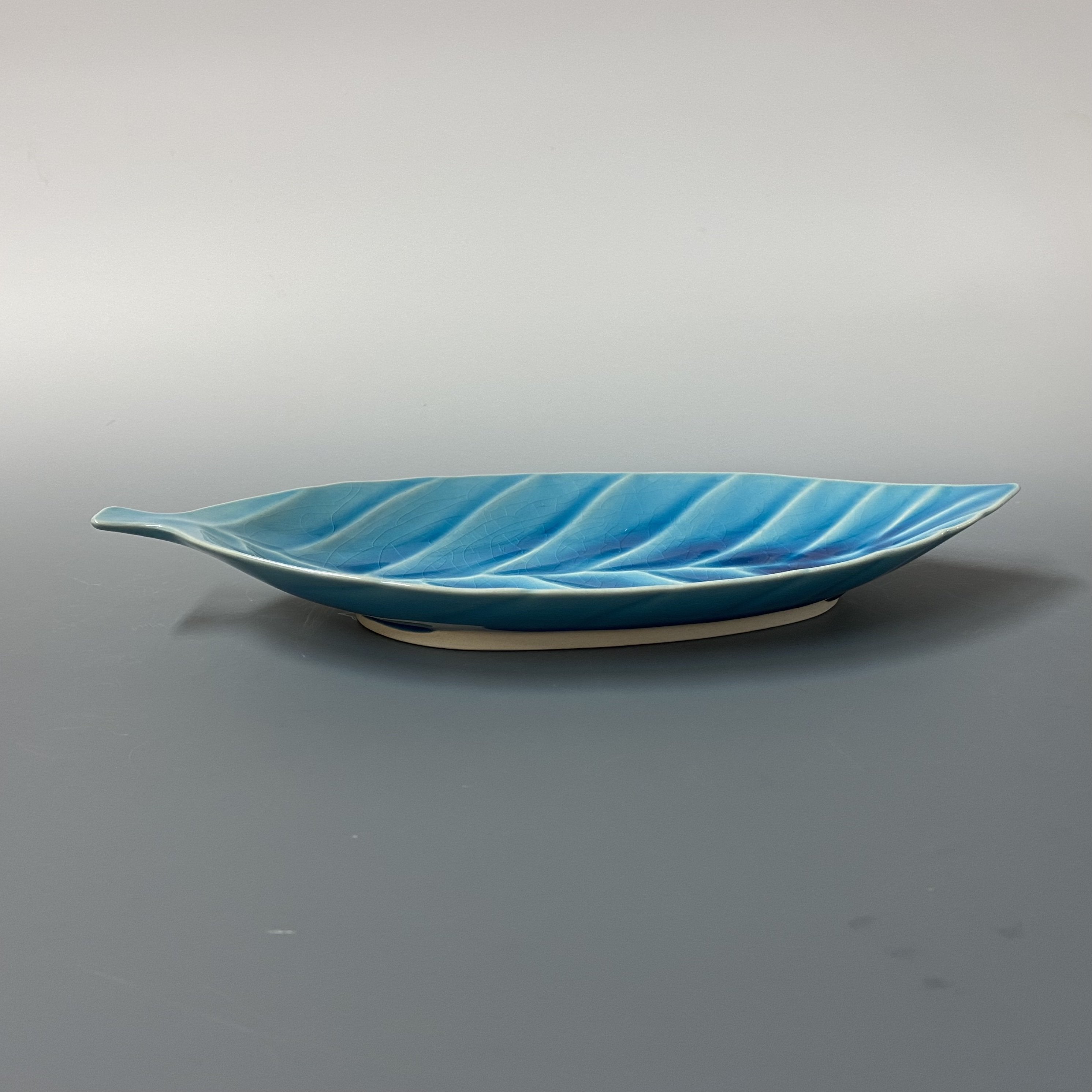 Assiette à feuilles L bleue